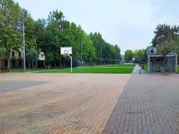 Vista general del Parque de Judimendi mostrando una cancha de baloncesto y zonas verdes