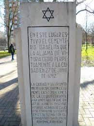 Monumento conmemorativo del antiguo cementerio judío en el parque