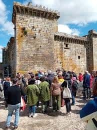 Grupo de personas reunidas frente a la muralla histórica de la Ulloa, durante una visita organizada por el Ateneo Atlántico