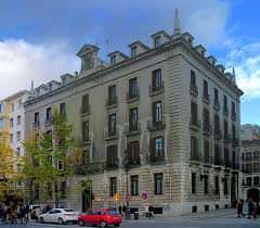 Fachada principal de la Delegación del Gobierno en Santander, edificio histórico con arquitectura clásica y detalles ornamentales