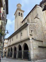 Vista exterior de la Iglesia de San Saturnino en Pamplona con su torre y arcos góticos