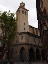 Fachada lateral de la Iglesia de San Saturnino con detalles arquitectónicos medievales