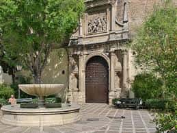 Entrada principal del Convento de Santa Isabel con fuente y jardines
