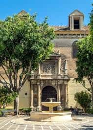 Vista exterior del convento con fachada histórica y árboles