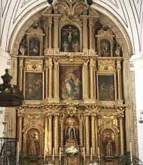 Altar mayor barroco dorado en el interior de la iglesia