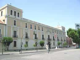 Vista exterior del Palacio Real de Valladolid con su fachada neoclásica y jardines