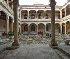 Patio interior del palacio con columnas de piedra y arcos de estilo renacentista