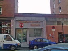 Vista exterior de la fachada de la Biblioteca Municipal de Ibaialde con el logo de la biblioteca