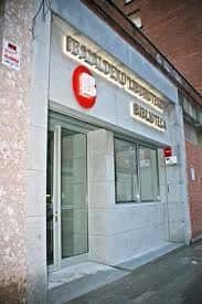 Entrada principal de la Biblioteca Municipal de Ibaialde con el letrero de la biblioteca