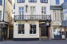 Fachada diurna del pub The Fitz Regent en Brighton con detalles arquitectónicos clásicos