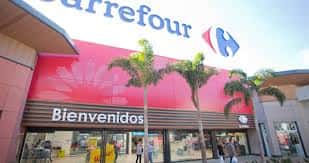 Fachada principal del Centro Comercial Los Patios con letrero de Carrefour y palmeras