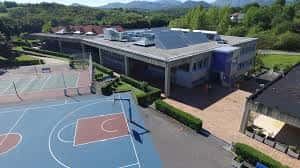 Vista aérea del campus del Colegio San Ignacio con pistas deportivas