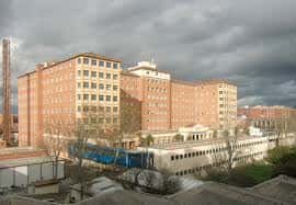 Vista panorámica del Hospital Universitario Río Hortega con fachada de ladrillo bajo cielo nublado