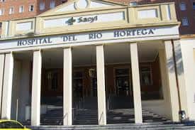 Entrada principal del antiguo Hospital del Río Hortega con columnas y letrero institucional
