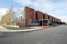 Fachada moderna del complejo hospitalario con diseño arquitectónico en ladrillo y cristal