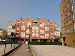 Fachada de edificio residencial en la Plaza del Conceyín con cielo despejado