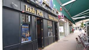 Fachada exterior de Toba's Tavern con letrero de Irish Pub