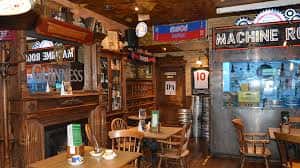 Área del bar con máquinas tragaperras y ambiente acogedor