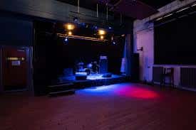 Interior del escenario del Brighton Electric con iluminación de luces y equipo musical