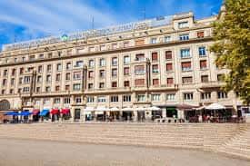 Vista exterior de la Plaza Kutxa en Vitoria con su fachada clásica y terrazas al aire libre