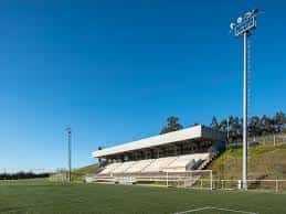 Vista del graderío principal del campo de fútbol con cielo despejado