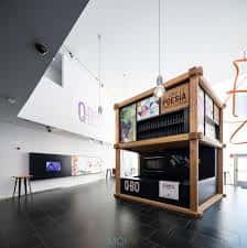 Interior del QBO con estructura de madera y diseño contemporáneo