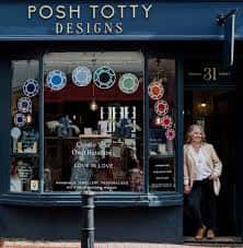 Fachada de la tienda Posh Totty Designs en Brighton con escaparate decorado