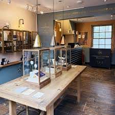 Interior de la tienda con mostradores de madera y vitrinas de joyería