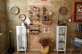 Interior de la tienda con decoración y productos