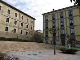 Vista amplia de la Plaza del Periodista Arturo Arias con edificios históricos y farolas clásicas