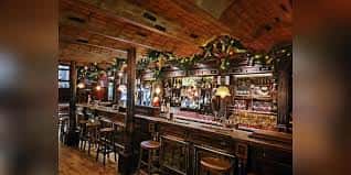 Interior del bar Dublin Bay con barra de madera y decoración irlandesa