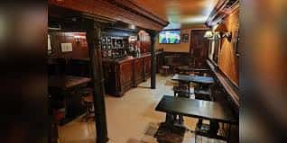 Sala interior del Dublin Bay con mesas y ambiente acogedor
