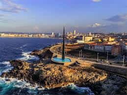 Vista aérea del Obelisco Millennium en la costa de A Coruña al atardecer