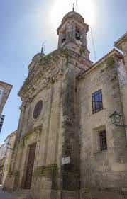 Fachada principal de la iglesia con detalles arquitectónicos y cielo despejado