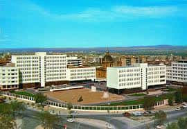 Vista aérea del Acuartelamiento San Fernando con su fachada principal y entorno urbano