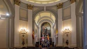 Interior de la iglesia de San Fernando dentro del acuartelamiento, con altar y decoración neoclásica
