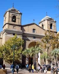 Vista frontal de la Iglesia de Nuestra Señora del Portillo con sus dos torres y fachada clásica bajo cielo azul