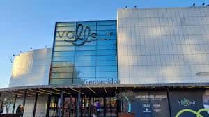 Vista exterior del Centro Comercial Vallsur con su fachada de cristal y el logo del centro