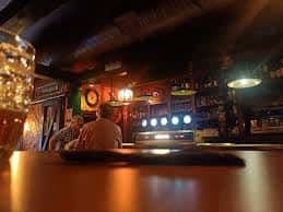 Interior del bar St. James Way Inn con barra de madera y ambiente acogedor