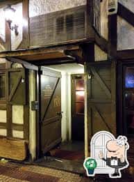 Entrada exterior del St. James Way Inn con fachada de madera y luz cálida