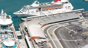 Vista aérea de la Terminal de Cruceros del Puerto de Málaga con un buque atracado