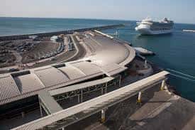 Vista exterior de la terminal de cruceros con el mar al fondo