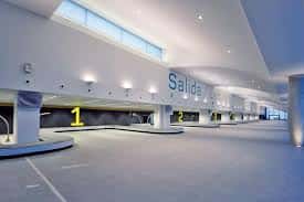 Área de salida de la terminal con cintas de equipaje y señalización