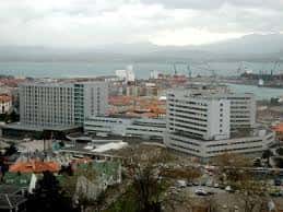 Vista panorámica del Hospital Universitario Marqués de Valdecilla con el puerto de Santander al fondo