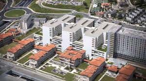 Vista aérea del campus hospitalario mostrando la distribución de los bloques y áreas exteriores