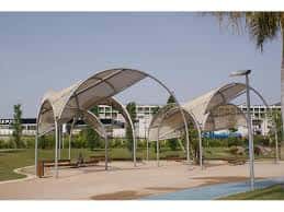 Estructuras de sombra con diseño arqueado en el parque