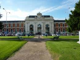 Fachada principal de la Estación de Valladolid-Campo Grande con arquitectura clásica y jardines frontales