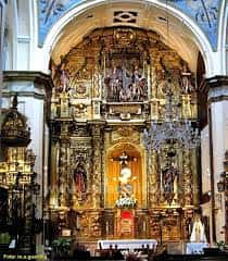 Altar mayor dorado y ornamentado del interior de la iglesia