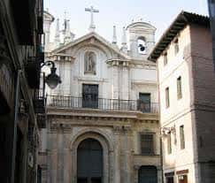 Fachada lateral de la iglesia con campanario y detalles arquitectónicos