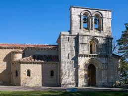 Vista exterior del Santuario de Nuestra Señora de Estíbaliz con su fachada románica y torre campanario bajo un cielo despejado